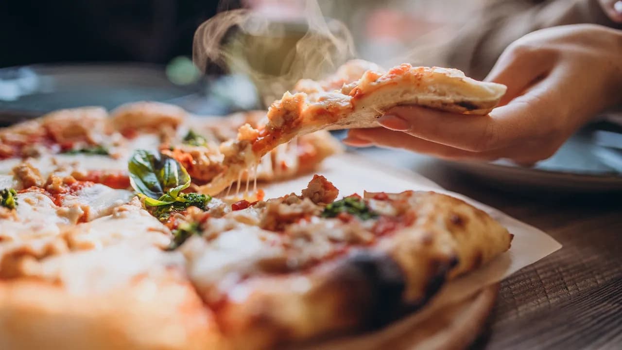 Pizza caliente en restaurant con descuento